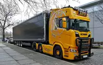 Scania S 650 der 'KSB -Spedition' (re.), Berlin -Moabit im März 2020.