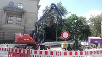 Ein Atlas Bagger bei Bauarbeiten in Berlin. Aufgenommen am 05.06.2020.