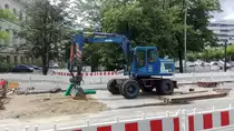 Ein Atlas Bagger bei Rohrarbeiten in Berlin. Aufgenommen am 05.06.2020.