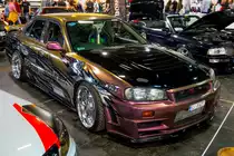Nissan Skyline R34 Sedan, ausgestellt auf der AMTS (Automobil un Tuning Show) in Budapest, März 2019.