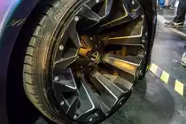 Detailansicht: Felgen eines Tuning Chevy Camaro, fotografiert auf der AMTS (Automobil un Tuning Show) in Budapest, März 2019.