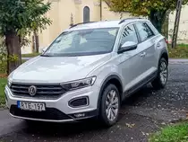 VW T-Roc vor einem Hofeinfahrt in November, 2019.
