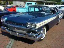 Oldsmobile Dynamic 88 fourdoor Sedan des Modelljahres 1958 im Farbton tropical mist poly. Der Dynamic 88 war im Modelljahr 1958 das Basismodell im Verkaufsprogramm von Oldsmobile. Darüber rangierten die Modelle Super 88 und als Topmodell der Starfire 98. Der Dynamic 88 war in dieser Karosserieversion ab US$ 2837,00 zu haben. In dieser Version verkaufte sich der Typ 1958 60.439 mal. Der markeneigene  Rocket -V8-Motor mit einem Hubraum von 6076 cm³ leistet  265 PS. US-Cartreffen am CentroO in Oberhausen im Spätsommer 2019.