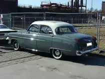 Opel Kapitän der Modelljahre 1954/1955. Von diesem Modell verkaufte Opel insgesamt 61.543 Einheiten. Ein solcher Kapitän stand im Jahr 1954 mit einem Basispreis von DM 9.660,00 im Verkaufsprospekt der Rüsselsheimer. Der Sechszylinderreihenmotor mit einem Hubraum von 2.473 cm³ leistet 68 PS. Die Motorleistung erhöhte sich ab Oktober 1954 auf 71 PS. Oldtimertreffen Kokerei Zollverein Essen im April 2013.