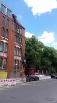 Ein Seilkran des Unternehmens Karl Weiss bei Bauarbeiten in Berlin. Aufgenommen am 06.06.2020.