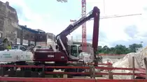 Ein Bagger des Unternehmens Karl Weiss bei Bauarbeiten in Berlin. Aufgenommen am 06.06.2020.