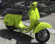 Eine neongrüne Vespa in Berlin. Aufgenommen am 06.06.2020.