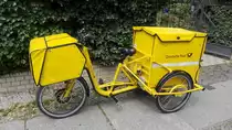 Ein dreirädriges Lastenrad der Deutschen Post. Aufgenommen am 08.06.2020 in Berlin.