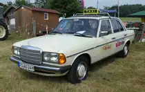 MB W 123, Bj. 1984, 60 PS, steht bei der Oldtimerausstellung in Uttrichshausen, 07-2019