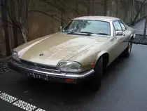 Jaguar XJS 5.3 HE Coupe, wie es von 1981 bis 1991 vom Band lief. Mit einer Produktionszeit von fast 22 Jahren war die Modellreihe XJS das stückzahlmäßig erfolgreichste Coupe in der Geschichte der Marke. Der unter der langen Motorhaube verbaute V12-Motor hat einen Hubraum von 5343 cm³ und leistet 299 PS. Die Höchstgeschwindigkeit gab man bei Jaguar mit 240 km/h an. Besucherparkplatz der Düsseldorfer Classic Remise im Januar 2020.