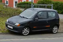 Fiat Seicento steht Anfang Juni 2020 am Straßenrand abgestellt.