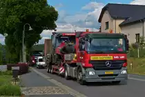 MB Actros Sattelzug  beladen mit einer Straßenbaumaschine gesehen nahe Wiltz. 06.2020