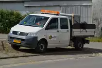 VW T 5 mit Doppelkabine der Gemeinde Wiltz steht am Straßenrand. 06.2020