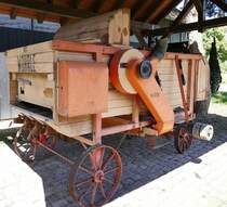 Dreschmaschine Wöhrle HD1, steht als technisches Denkmal am Jugendzentrum  Dreschschopf  in Elgersweier/Ortenau, Juni 2020