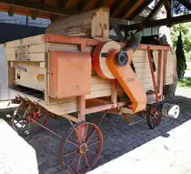 Dreschmaschine Wöhrle HD1, steht als technisches Denkmal am Jugendzentrum  Dreschschopf  in Elgersweier/Ortenau, Juni 2020