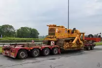 Dieser mit einem Komatsu D 355 C Rohrleger beladener Schwerlastanhänger war Mitte Juni 2020 auf einem Rastplatz an der A20 zu sehen.