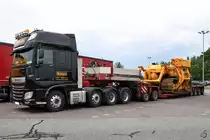 Dieser DAF-Schwerlastzug war mit einem Komatsu D 355 C Rohrleger beladen.(Raststätte Fuchsberg, Juni 2020)