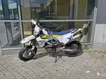Ein Husqvarna Supermoto 701 Motorrad. Aufgenommen am 15.06.2020 in Berlin.