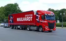 Iveco -Sattelzug der Spedition 'Maulhardt'. Großer Stern, Berlin -Tiergarten am 29.05.2020.