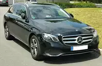 Mercedes Benz E-Klasse Kombi am 22.06.2020 in Chemnitz Planitzwiese fotografiert mit Nokia 3.2 und bearbeitet mit Paint.