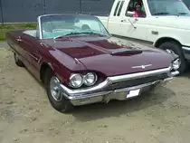 Ford Thunderbird Convertible des Modelljahres 1965, lackiert im Farbton burgundy red. Vom Thunderbird Convertible verkaufte Ford/USA im Jahr 1965 6.846 Autos zu einem Preis ab US$ 4953,00. Unter der Motorhaube verrichtet ein wassergekühlter V8-Motor seinen Dienst, der aus einem Hubraum von 6391 cm³ wahlweise 300 PS oder 330 PS leistet. Alte Dreherei in Mülheim an der Ruhr am 21.06.2020.
