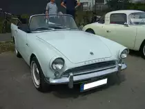 Sunbeam Alpine MK2 aus dem Jahr 1962. Der Sportzweisitzer Alpine wurde 1959 vorgestellt und bis 1968 in insgesamt fünf Baureihen produziert. Der gezeigte MK2 wurde in den Jahren 1960 und 1961 produziert. Der Vierzylinderreihenmotor hat einen Hubraum von 1592 cm³ und leistet 80 PS. Alte Dreherei in Mülheim an der Ruhr am 21.06.2020.