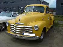 Chevrolet 3100 Truck aus dem Jahr 1952. Die Pickup Trucks und Panel Vans der Nachkriegsjahre (1947 bis 1955) ordnet man als Nutzfahrzeuge im sogenannten  Advance-Design  ein. Die Modellbezeichnung 3100 sagt aus, das der Pickup eine Nutzlast von 0.5to hat. Angetrieben wird der Kleinlastwagen von einem Sechszylinderreihenmotor mit einem Hubraum von 216 cui (3547 cm³) und leistet 92 PS. Alte Dreherei in Mülheim an der Ruhr am 21.06.2020.