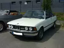 BMW 323i TC aus dem Jahr 1979. Die Modellreihe E21 wurde 1975 vorgestellt und war sofort ein Verkaufsschlager. 1978 kam mit dem 323i das Topmodell dieser Baureihe auf den Markt. Seit Herbst 1977 verwandelte die Karosseriefabrik Baur/Stuttgart die 3´er BMW in Hardtop Cabriolets Diese besaßen zwischen Frontscheibe und Überrollbügel ein herausnehmbares Dachteil sowie über dem Rücksitz ein Faltverdeck. Trotz des Aufpreises von ca. DM 6000,00 entstanden rund 3000 solcher TC genannten Fahrzeuge (alle lieferbaren Motorisierungen). Der Sechszylinderreihenmotor des 323i hat einen Hubraum von 2315 cm³ und leistet 143 PS. Die Höchstgeschwindigkeit wurde damals mit 192 km/h angegeben. Alte Dreherei in Mülheim an der Ruhr am 21.06.2020.