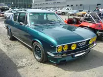 Audi C1 Coupe 100S, produziert von 1970 bis 1976. Während die C1 Limousine bereits ab 1968 bei den Händlern stand, begann die Auslieferung des Coupes im Jahr 1970. Dieses leicht modifizierte Coupe stammt aus dem ersten Modelljahr. Ein solches Coupe stand mit einem Basispreis von DM 14.400,00 in den Preislisten von Audi. im Jahr 1973 erfuhr das Coupe ein  Facelift . Der Vierzylinderreihenmotor dieses Coupes hat serienmäßig einen Hubraum von 1871 cm³ und leistet 115 PS. Mit dieser Motorleistung konnte das Auto auf eine Höchstgeschwindigkeit von 185 km/h beschleunigen. Alte Dreherei in Mülheim an der Ruhr am 21.06.2010. 