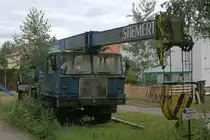 Ein mir unbekannter Typ eines Autokranes , abgestellt bei Hosena, hat es natürlich verdient ausgerichtet zu stehen. STIEMERT , Firmename oder Typ ? 20.06.2020 11:25 Uhr, in Hosena.