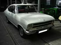 Opel Kadett B Coupe der Modelljahre 1971 bis 1973. Der im damaligen Opel-Werk in Bochum produzierte Kadett B wurde 1965 vorgestellt. Bis zum Modelljahr 1970 wurde die Coupeversion als das sogenannte  Kiemencoupe  ausgeliefert. Ab 1971 erfolgte dann die Modernisierung der Coupe-Karosserie auf die gezeigte Form. Standardmotorisierung für dieses Coupe war ein Vierzylinderreihenmotor mit einem Hubraum von 1196 cm³ und einer Leistung von 60 PS. Die Höchstgeschwindigkeit gab Opel mit 140 km/h an. Im August 1971 kostete ein solches Kadett Coupe in der Grundausstattung DM 8625,00. Alte Dreherei in Mülheim an der Ruhr am 21.06.2020.