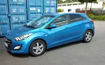 Blauer Hyundai I 30 vor blauen Containern am 23.06.2020 in Chemnitz Planitzwiese fotografiert mit Nokia 3.2 und bearbeitet mit Paint.