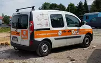 =Renault Kangoo der Firma KERBL steht auf einer Baustelle in 36100 Petersberg-Marbach, 06-2020