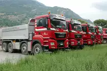 Vier MAN Kipper von Volken Beton am 23.7.16 in Visp parkiert.