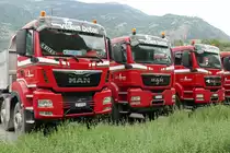 drei MAN Kipper von Volken Beton am 23.7.16 in Visp parkiert.