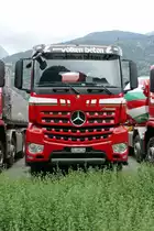 Die Front eines MB Arocs Betonmischer von Volken Beton am 23.7.16 in Visp.
