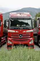MB Actros Sattelschlepper von Volken Beton der am 23.7.16 in Visp parkiert ist.