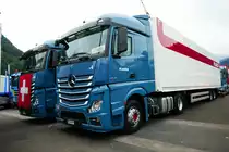 Zwei MB Actros Sattelzüge von Planzer am 26.6.16 beim Trucker Festival Interlaken.