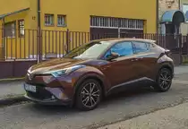 Brauner Toyota C-HR, fotografiert in Januar, 2020.