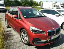 BMW 225 XE am 26.06.2020 in Chemnitz Planitzwiese fotografiert mit Nokia 3.2 und bearbeitet mit Irfanview und Paint.