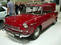 Skoda 1000 MBX De Luxe. Der Skoda 1000 MBX De Luxe wurde erstmals auf dem Genfer Auto Salon 1966 der Öffentlichkeit vorgestellt. Mit den umfangreich verglasten Flächen hinterließ der Zweitürer den Eindruck, als würde er keine B-Säulen haben. Der MBX basierte auf dem Großserien-Viertürer Skoda 1000 MB. Von diesem Modell wurden, bis 1969, 1403 Fahrzeuge, zum größten Teil in Handarbeit, hergestellt. Ab 1967 konnten die Kunden auch den Skoda 1100 MBX bestellen. Angetrieben wird der Wagen von einem, im Heck verbauten, Vierzylinderreihenmotor mit einem Hubraum von 988 cm³ und einer Leistung von 46 PS. Die Höchstgeschwindigkeit gab das Werk in Mlada Boleslav mit 130 km/h bei einem Verbrauch von 8 Litern auf 100 Kilometern an. Techno Classica Essen am 09.04.2016.