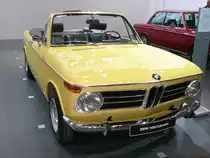 BMW 1600 Cabriolet 2 & 2 Sitzer, wie er von 1967 bis 1971 produziert wurde. Von diesem Cabriolet ließ BMW 1682 Fahrzeuge im Karosseriewerk Baur/Stuttgart montieren. Der Vierzylinderreihenmotor leistet 85 PS aus einem Hubraum von 1573 cm³ und ist seitlich nach rechts verbaut. Der gezeigte Wagen ist im Farbton golfgelb lackiert. Techno Classica Essen am 09.04.2016.