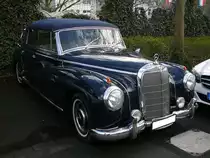 Mercedes Benz W186 II Cabriolet D, gebaut von November 1951 bis März 1954. Dieser Typ war das erste Modell der berühmten  Adenauer-Baureihe . Für ein solches Fahrzeug musste man mindestens DM 23.700,00 anlegen. Eine enorme Summe, drei Jahre nach der Währungsreform. Angetrieben wird der Wagen von einem Sechszylinderreihenmotor, der aus einem Hubraum von 2996 cm³ 115 PS leistet. Der abgelichtete Wagen stammt aus dem Jahr 1952. Außengelände der Techno Classica am 09.04.2016.