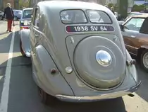 Heckansicht eines Peugeot 402 Legere aus dem Jahr 1938. Außengelände der Techno Classica Essen am 09.04.2016.
