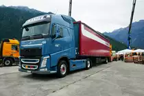 Volvo FH Sattelzug von Planzer am 26.6.16 beim Trucker Festival Interlaken.