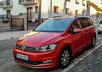 VW Touran (zweite Generation)in orange, gesehen in Januar, 2020.