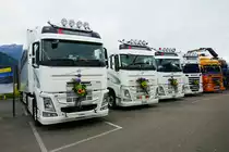 Drei Volvo und ein Scania von Krummen Kerzers am 26.6.16 beim Trucker Festival Interlaken.