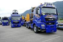 Zwei MAN und ein Volvo Autotransporter von Swiss Car Barras am 25.6.18 beim Trucker Festival Interlaken.