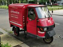 Ein rote Ape in Berlin mit Werbung eines Restaurants. Foto vom 18.06.2020.