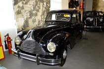 EMW 340-2, gebaut von 1952 bis 1955. Dieses Fahrzeugmodell war eine Ableitung des Vorkriegs BMW 326 und wurde in dieser Ausführung vom IFA-Werk Eisenach in Thüringen hergestellt. Ein solches Fahrzeug kostete bei seinem Erscheinen Ostmark 15.000,00. Im Arbeiter- und Bauernstaat liefen diese Autos fast ausschließlich in der Verwaltung und in der Industrie. Allerdings wurden auch ca. 19.000 Autos dieses Types exportiert. Angetrieben wird das Auto von einem Sechszylinderreihenmotor mit einem Hubraum von 1971 cm³ und einer Leistung von 55 PS. Central Garage Bad Homburg im Juni 2017.